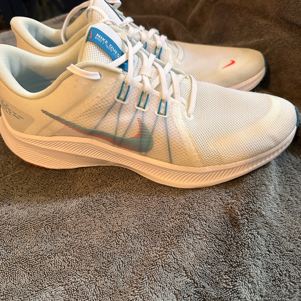 Men’s US12 Nike Quest running shoe